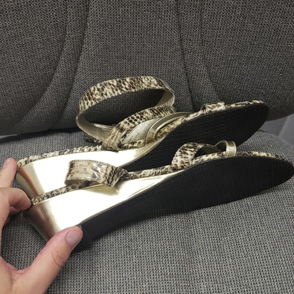 Tahari Wedge Sandles snakeprint 9M - Picture 4 of 7